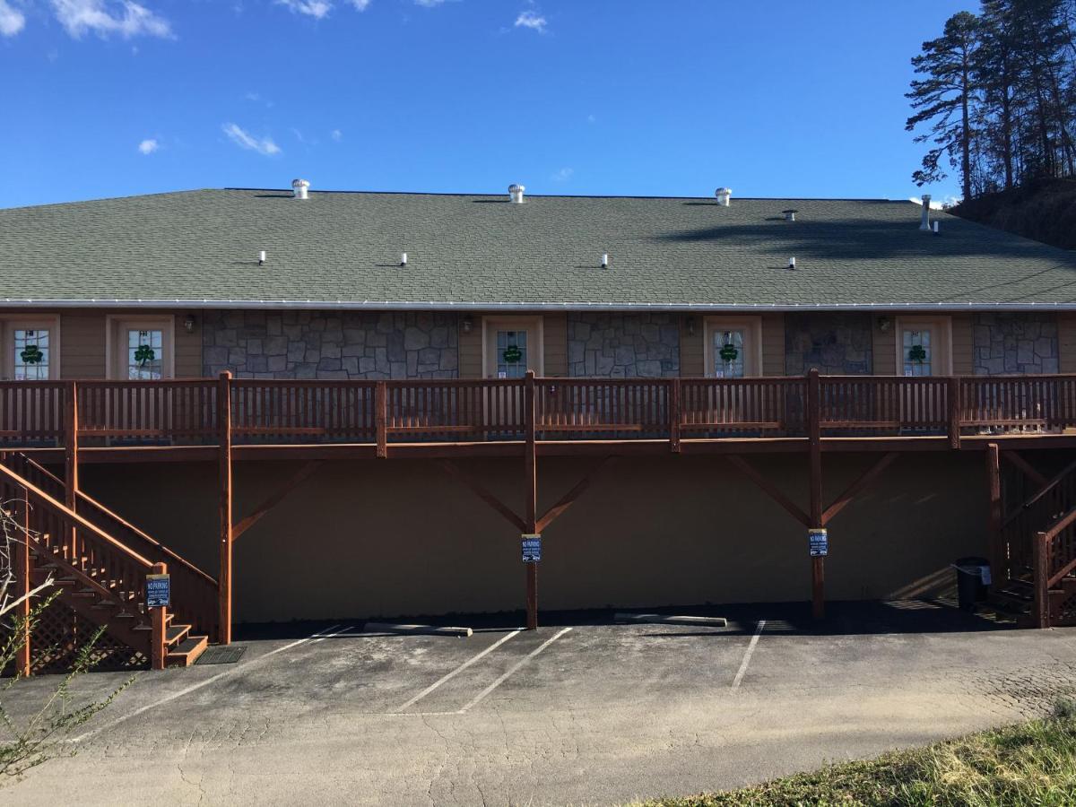 Bear Camp By The Night Hotel Pigeon Forge Exterior photo